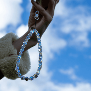 String Ting/ Flutter Drip Crystal ストラップ The Drip Wristlet Phone Strap | String Ting® Official – String
